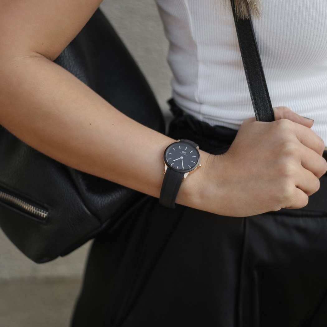 Đồng hồ Daniel Wellington Iconic Motion gọn nhẹ trên cổ tay
