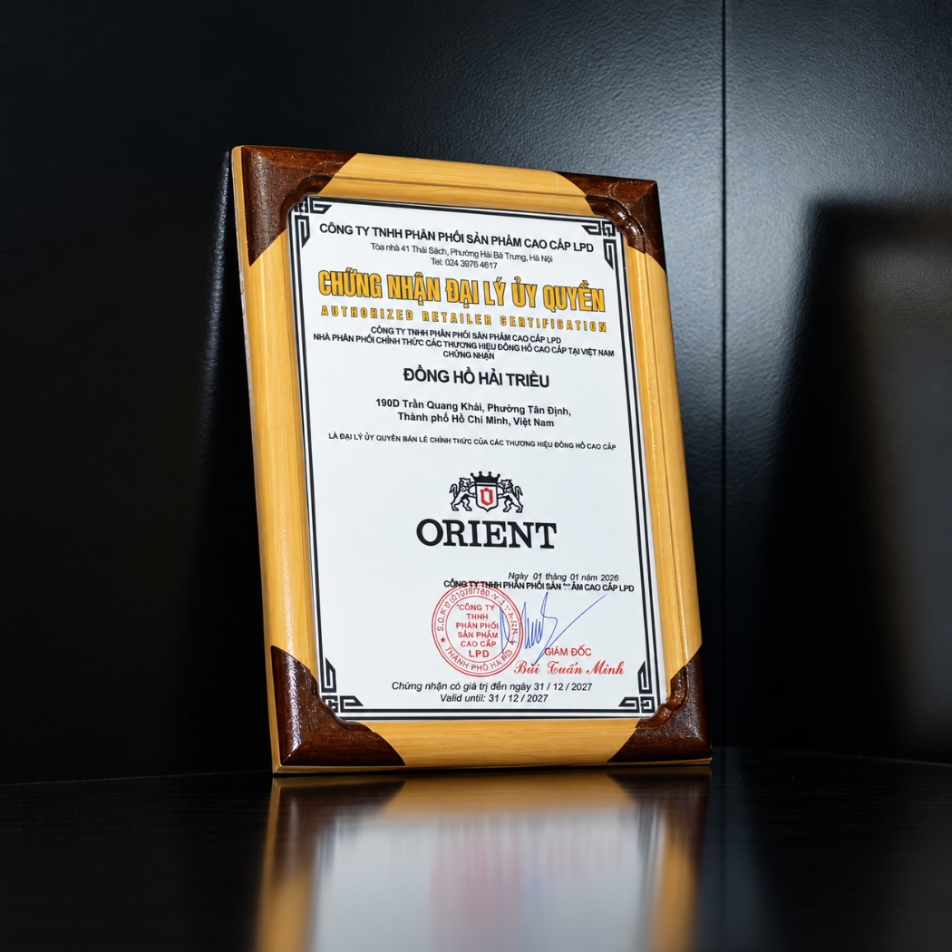 Giấy chứng nhận Đồng Hồ Hải Triều là đại lý bán lẻ chính hãng của Orient do LDP cung cấp, giấy này luôn được đặt ở mỗi tủ trưng bày để khách hàng dễ quan sát