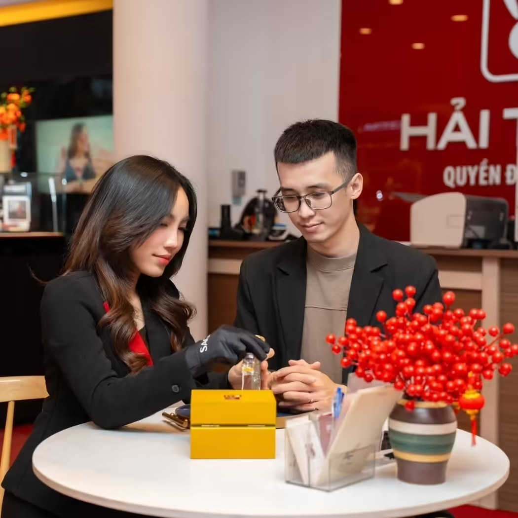 Hình ảnh khách hàng đang được nhân viên tại Hải Triều tư vấn để chọn mẫu đồng hồ phù hợp 