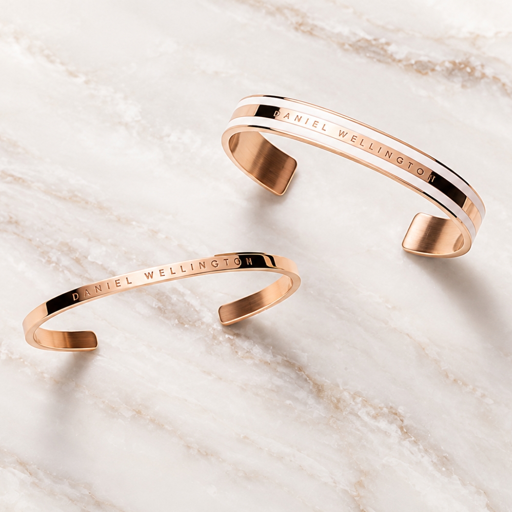 Vòng tay Daniel Wellington Classic Cuff kiềng hở chữ C