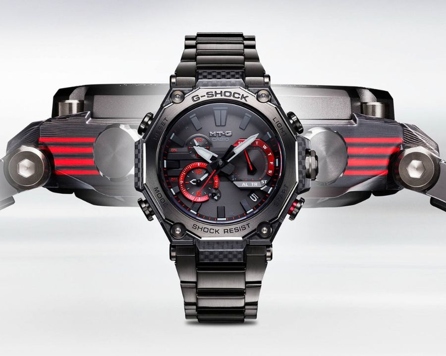 Tấm carbon và sợi thủy tinh xếp lớp và gia công tạo thành khung vành bezel ở hai bên đồng hồ