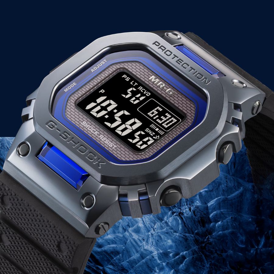 Hai viên blue sapphire 2 carat ở trên và dưới bezel của đồng hồ G-Shock MR-G