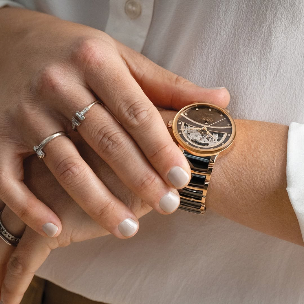 Người đeo đang lên cót đồng hồ cơ Rado