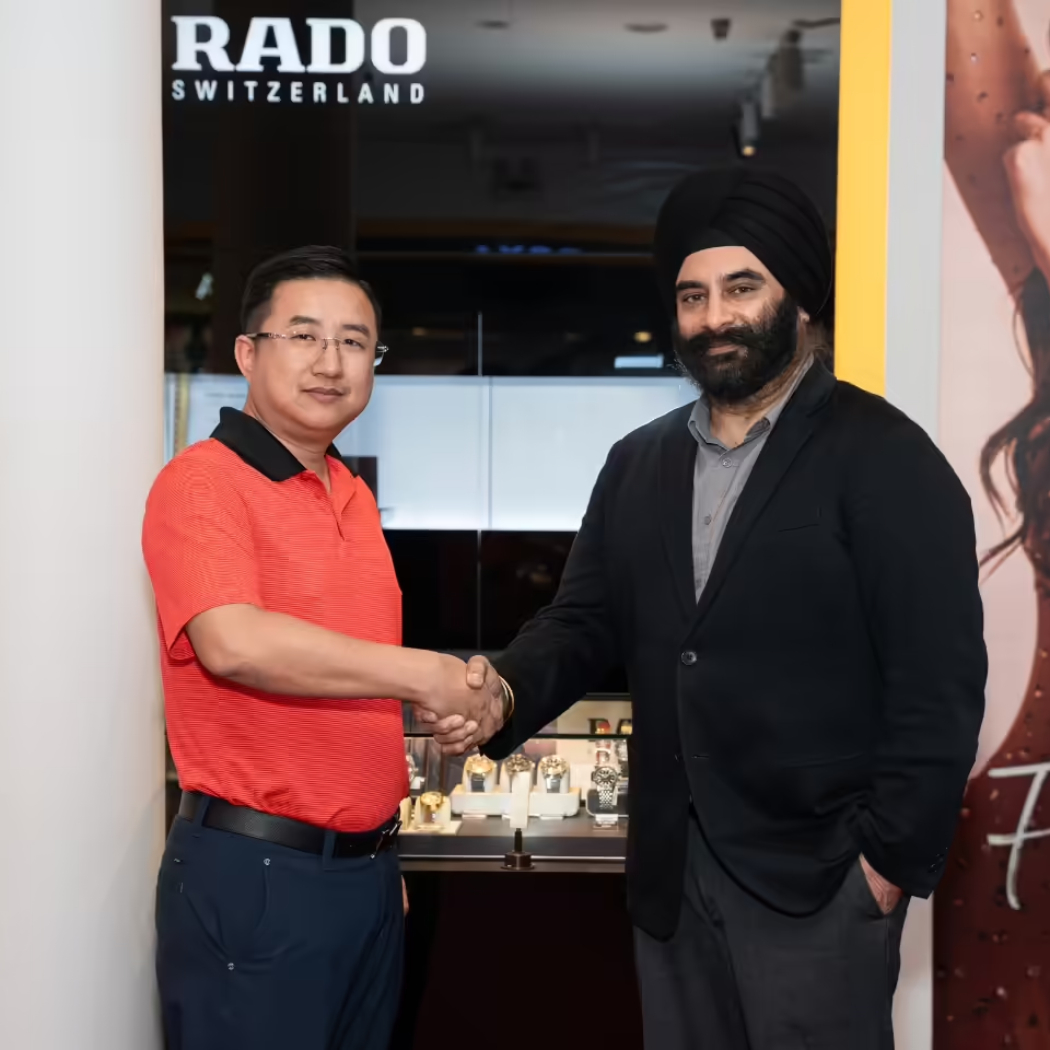 CEO Đồng Hồ Hải Triều đang bắt tay với đại diện thương hiệu Rado