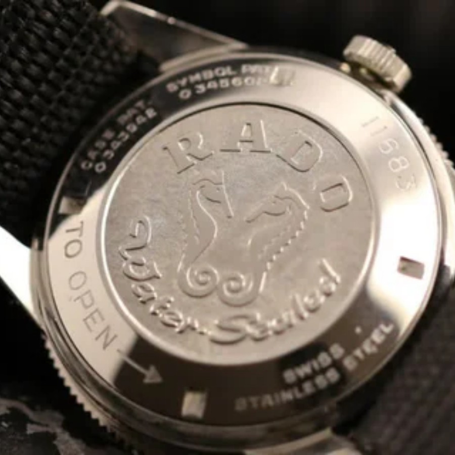 Cận cảnh mặt sau của đồng hồ Rado đời cũ