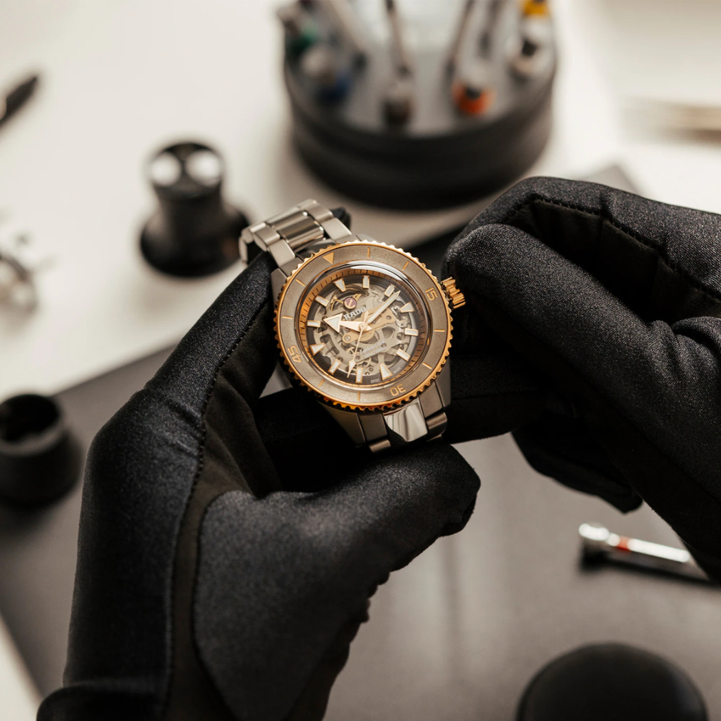 Nhân viên kỹ thuật đang bảo dưỡng đồng hồ Rado vàng