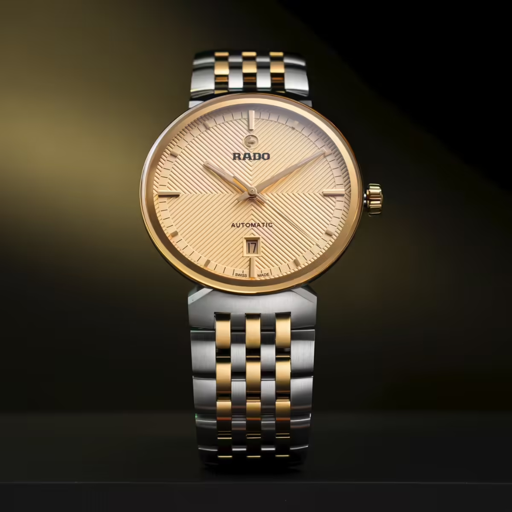 Thiết kế đồng hồ Rado có màu vàng ở vành bezel, núm vặn và các mắt xích trên dây đeo