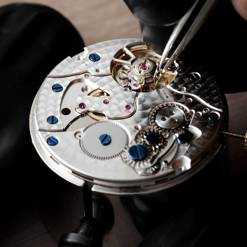 In-house (hoặc Manufacture) là bộ máy do chính thương hiệu Frederique Constant tự nghiên cứu, thiết kế, chế tác và lắp ráp 