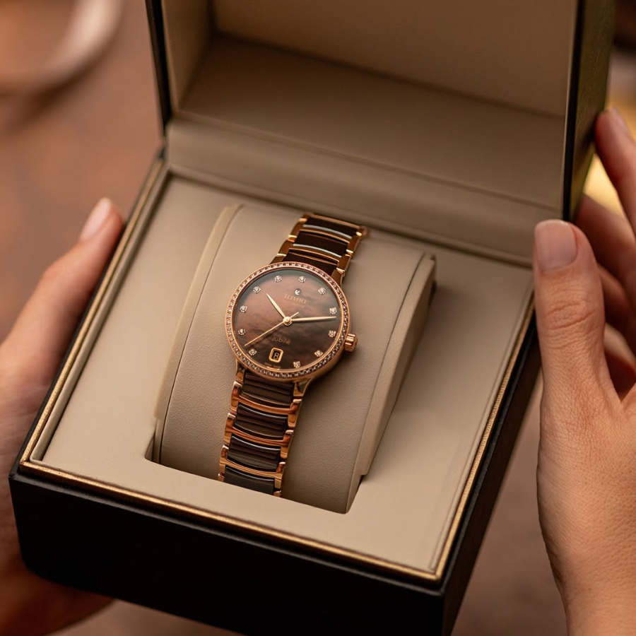 Khách hàng kiểm tra hộp, thiết kế của đồng hồ Rado Jubilé dây đá trước khi mua