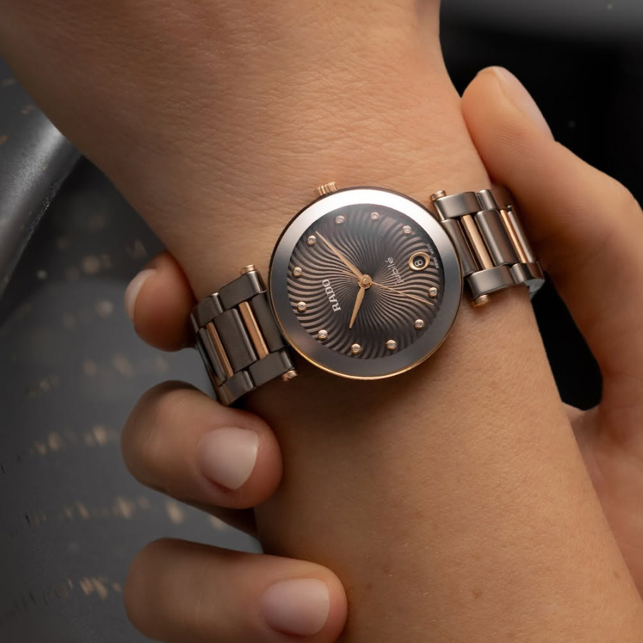 Đồng hồ Rado Jubilé dây đá cân đối, nhẹ trên cổ tay người đeo