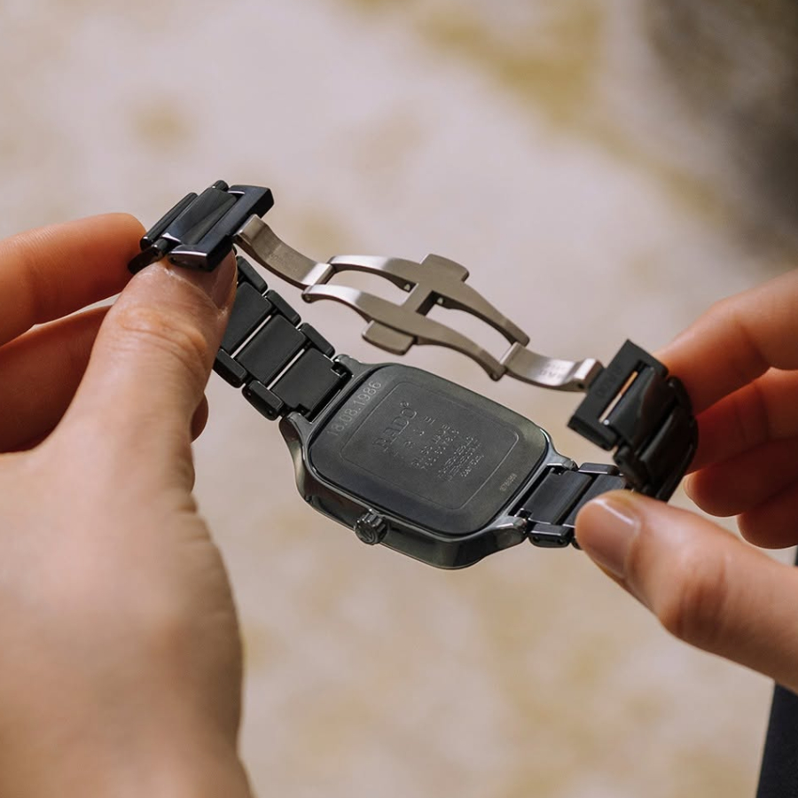Cấu trúc dây đá của đồng hồ Rado Jubilé có độ giòn cao